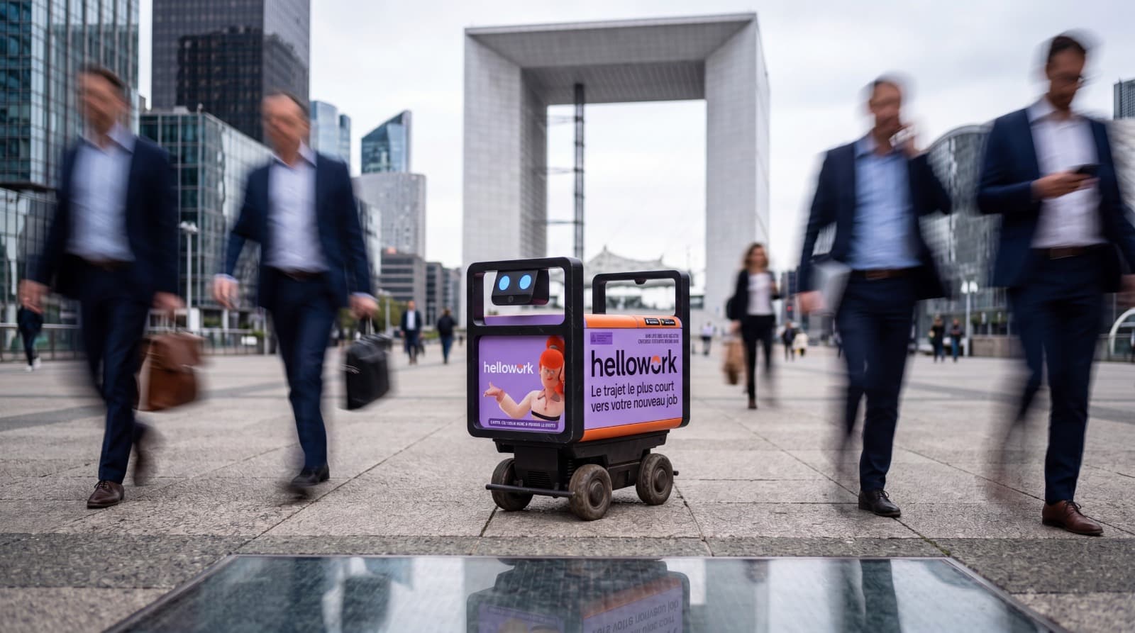 Robot Hive Robotics avec publicité HelloWork à La Défense